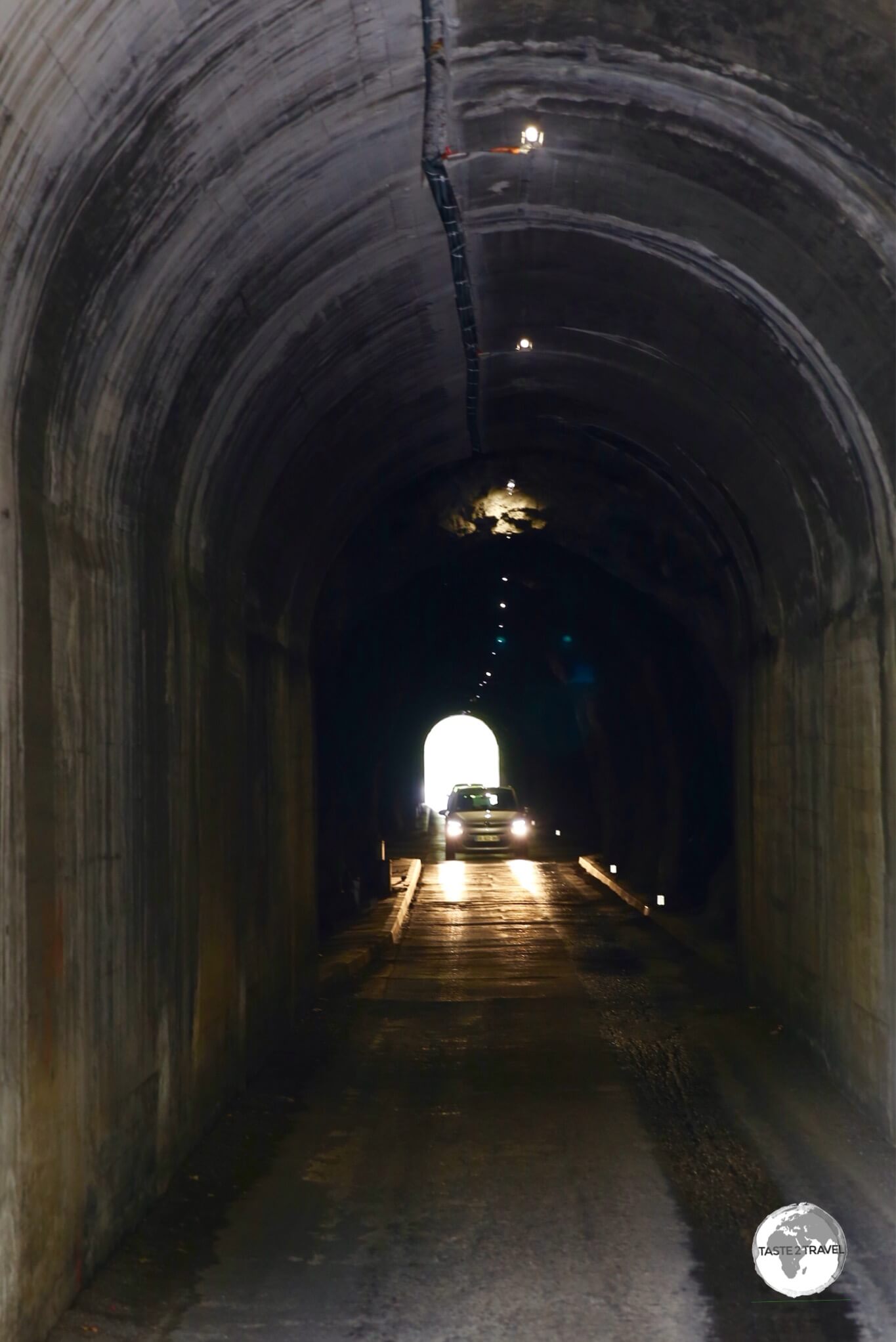 A one-lane tunnel on the (two-way) road to Cilaos. 