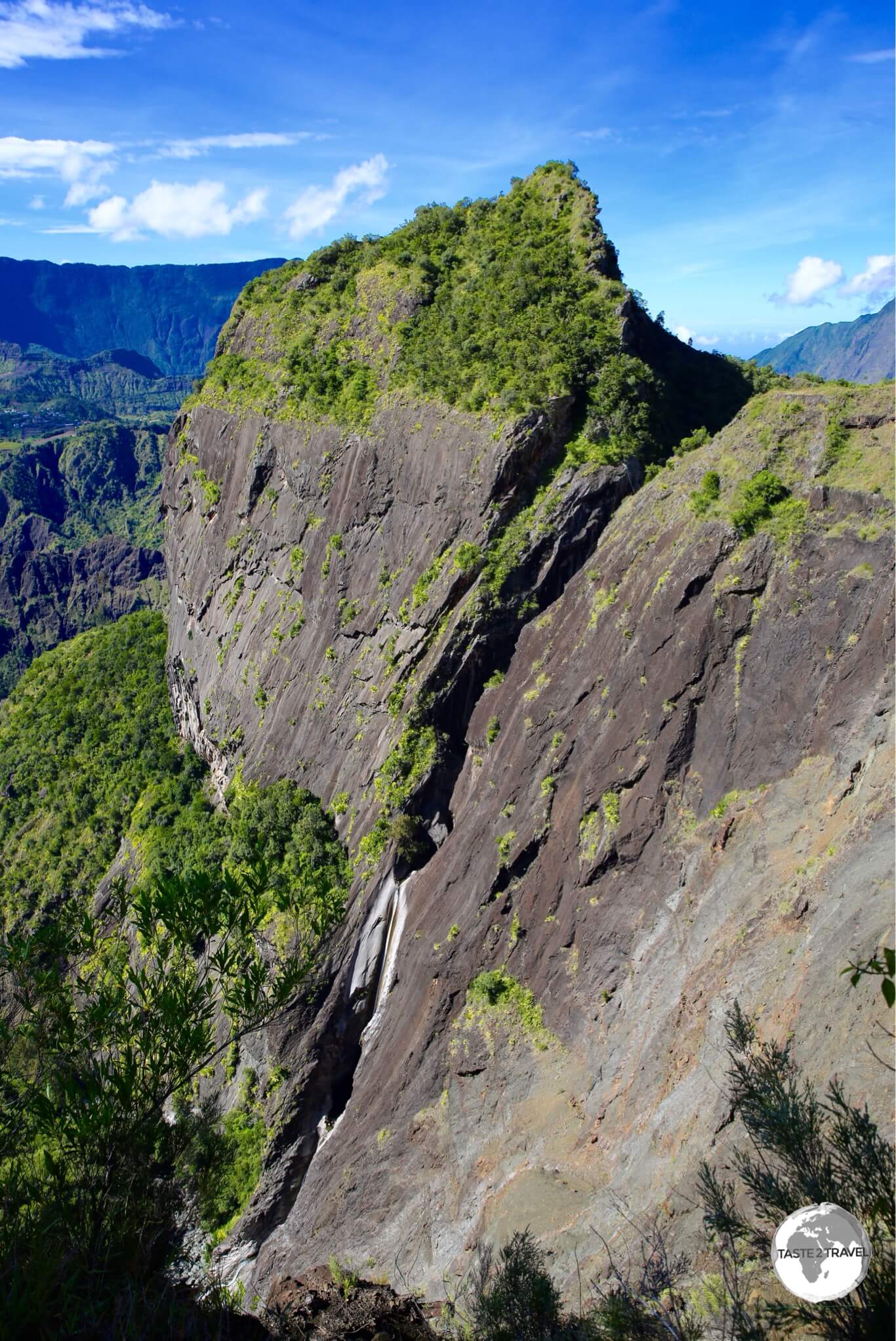 Dramatic landscapes in the Cirque de Cilaos. Do you see the people canyoning? 