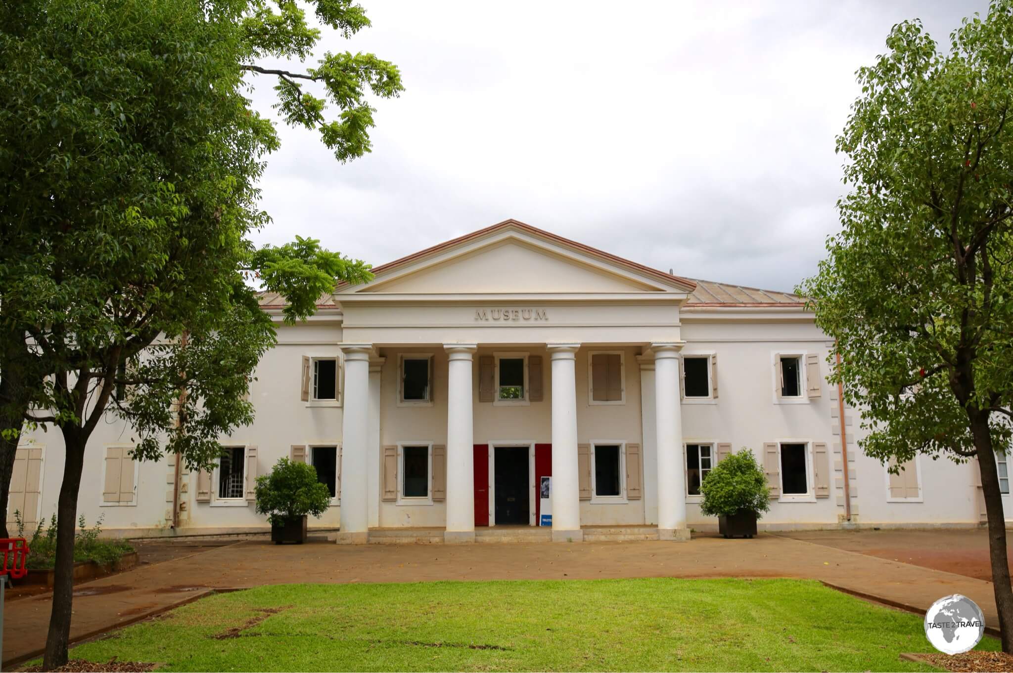 The <i>Muséum d'Histoire Naturelle</i> is the centrepiece of the <i>Jardin de l'Etat</i> in Saint Denis.