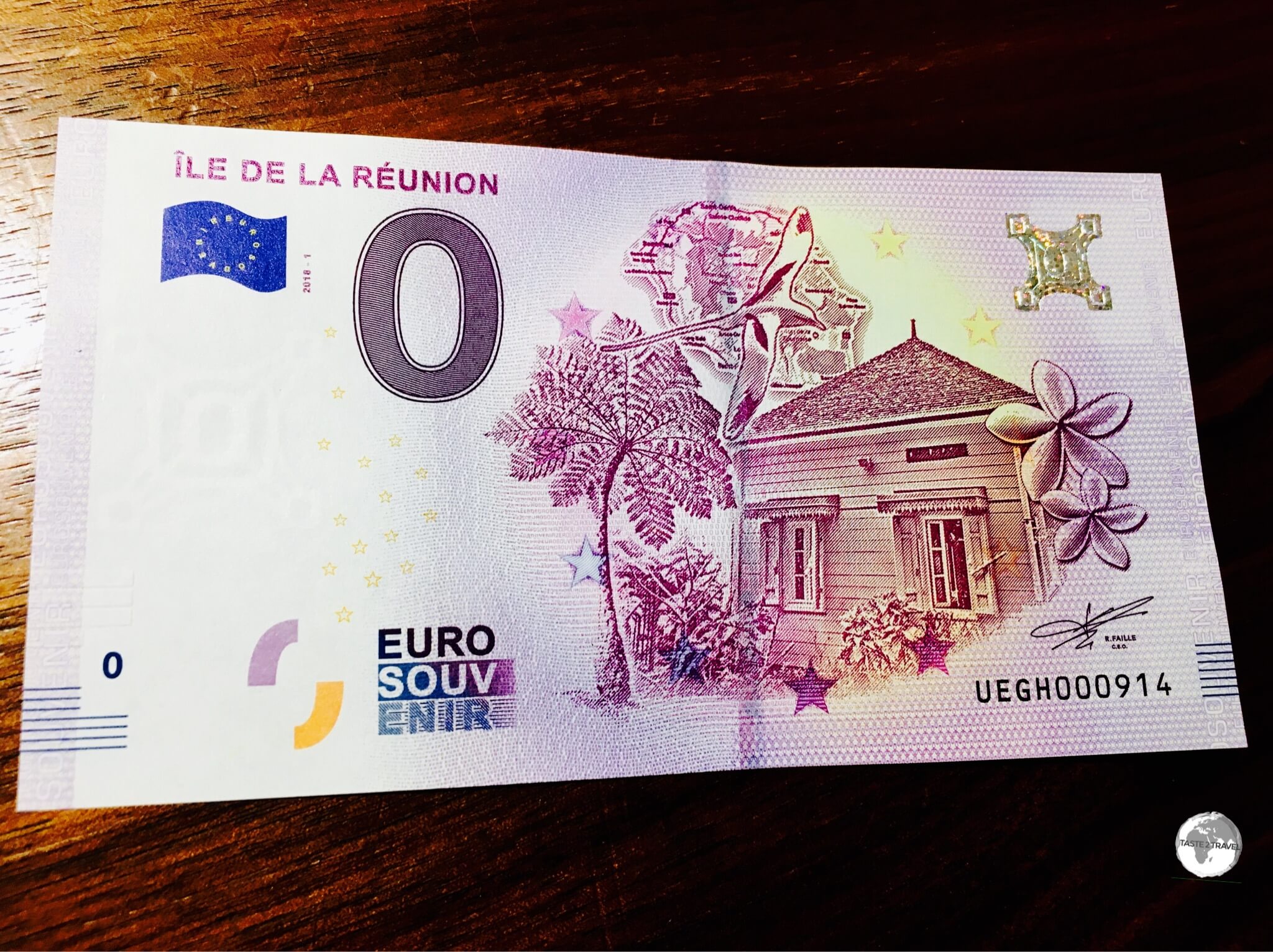 The Réunion €0 souvenir bank note can be purchased from a vending machine at the airport.