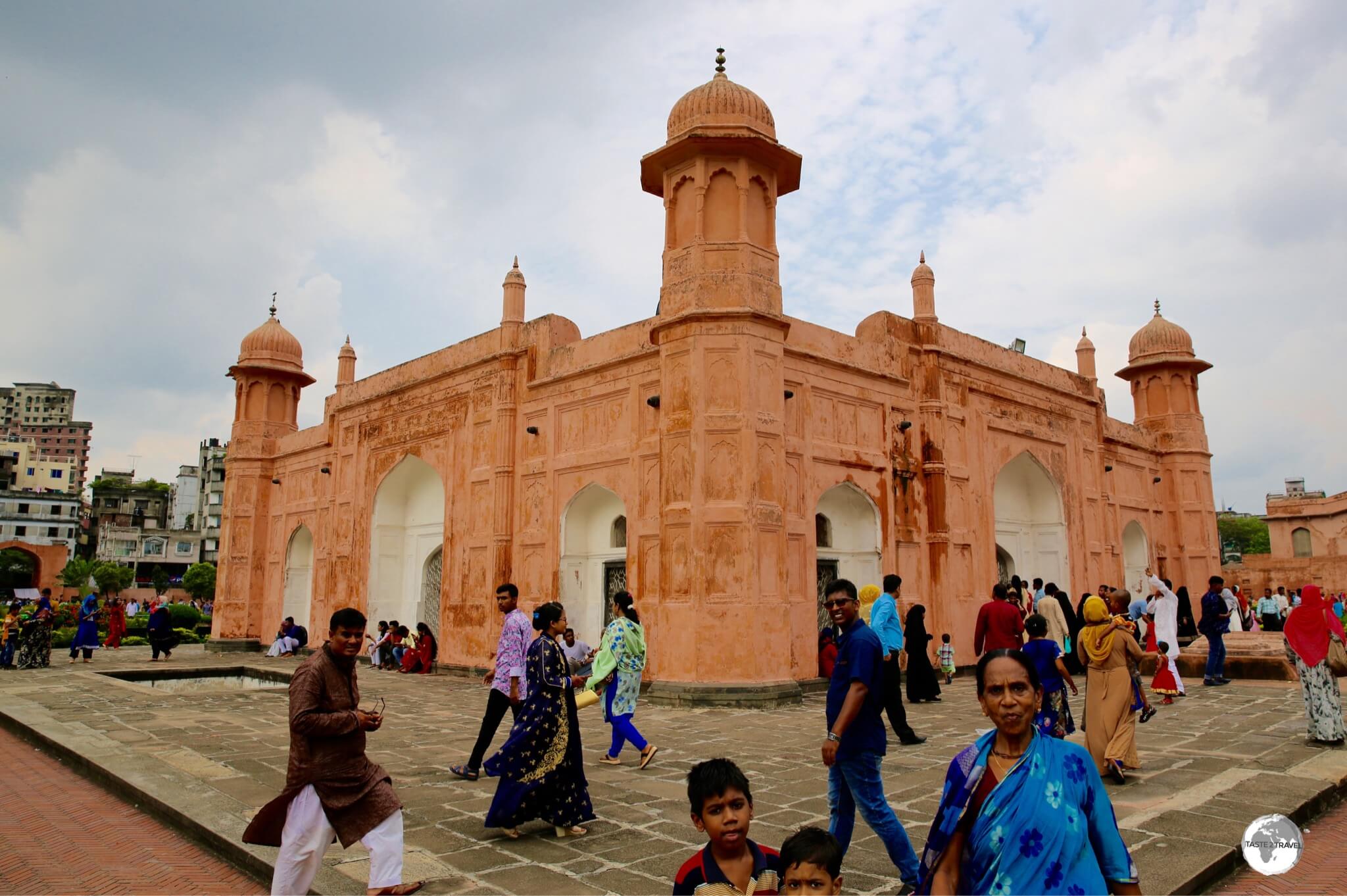 Weekend visitors throng to Lalbagh Fort in Old Dhaka.