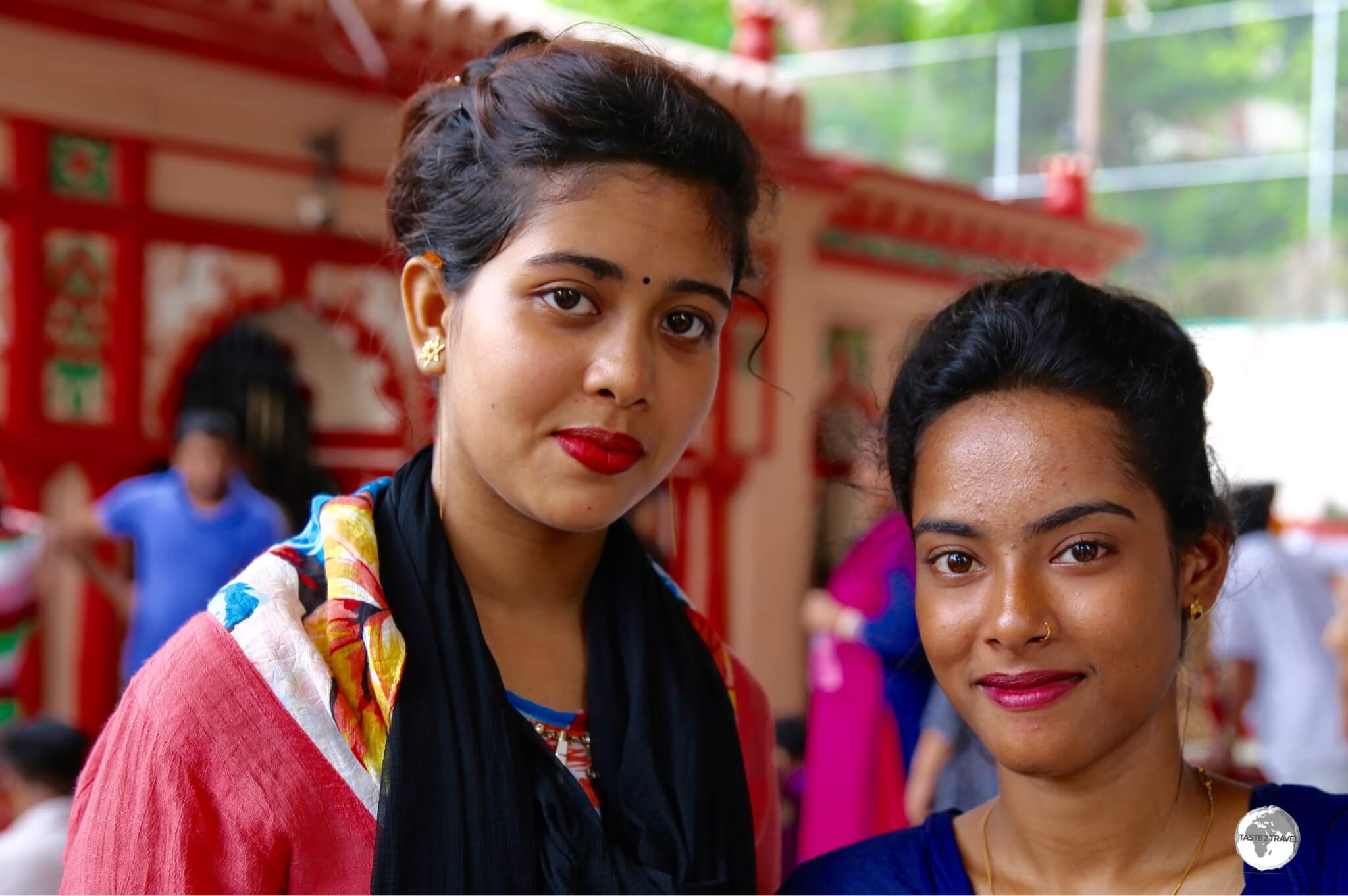 Dhaka Travel Guide: Hindu worshippers at Dhakeshwari Temple.