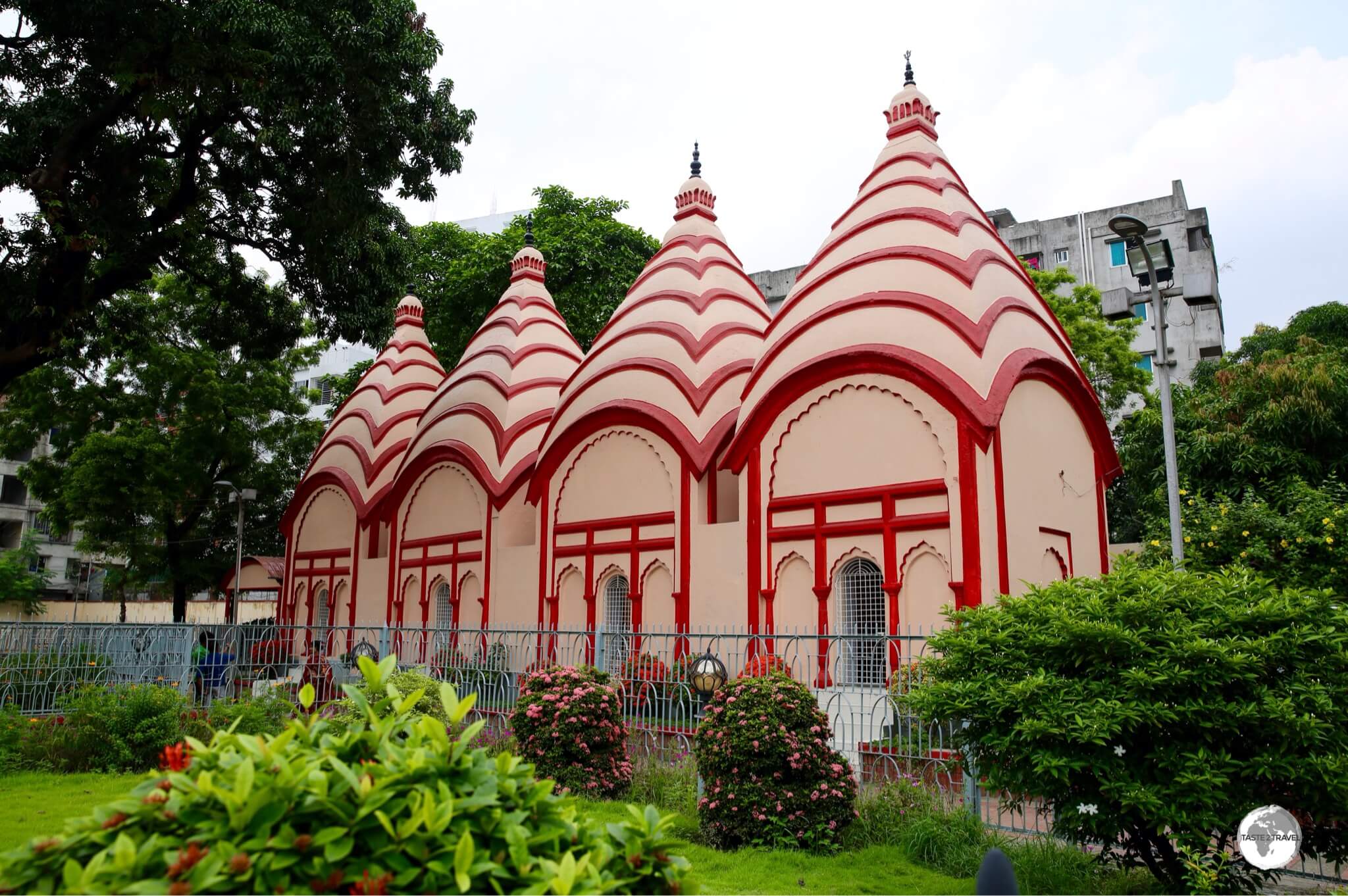 The Shiva temples in Dhakeshwari Mandir.