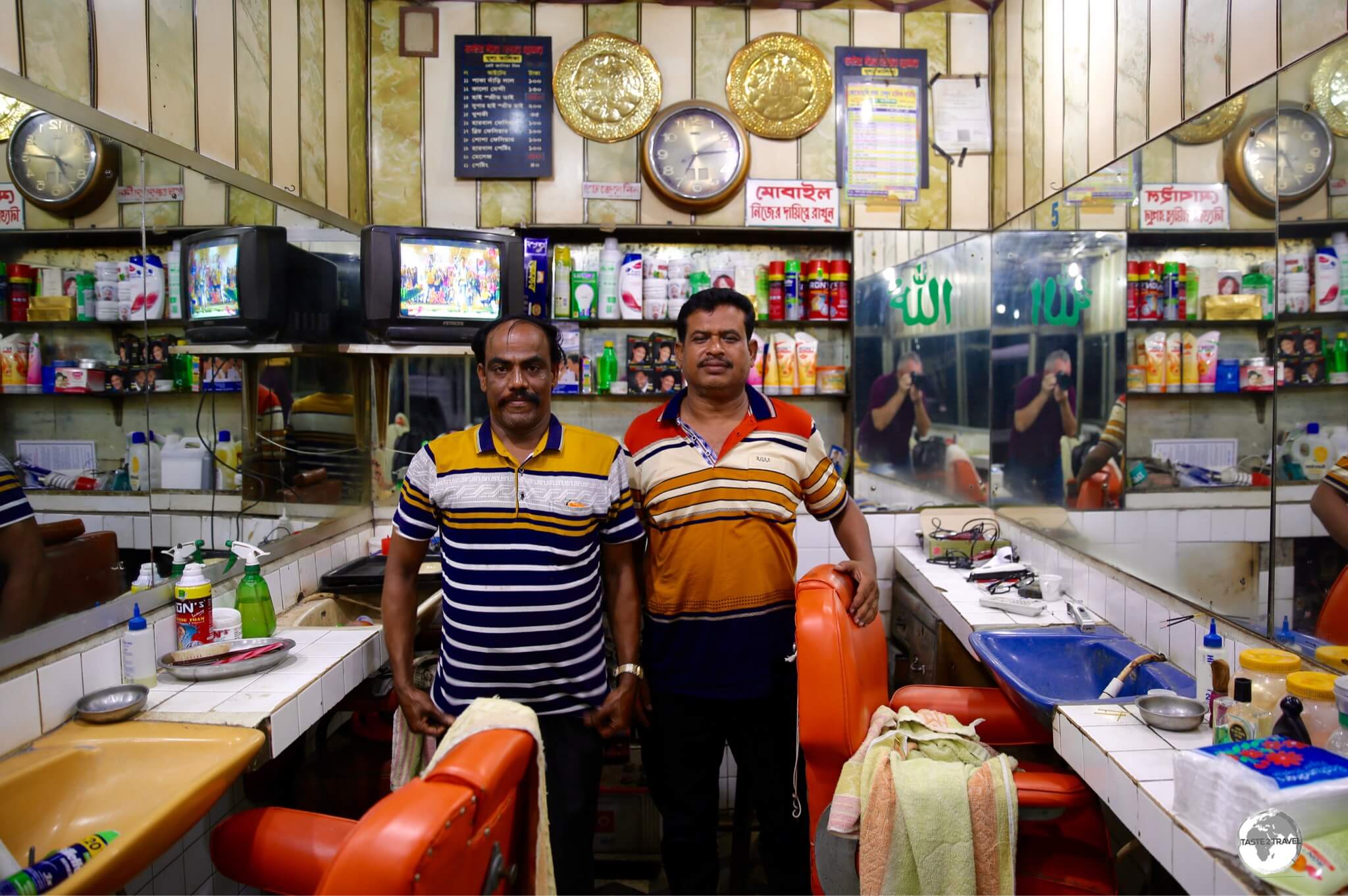 The excellent barbering duo at the 'Patuatuli Five Star Salon' at Bongo Bazar. 