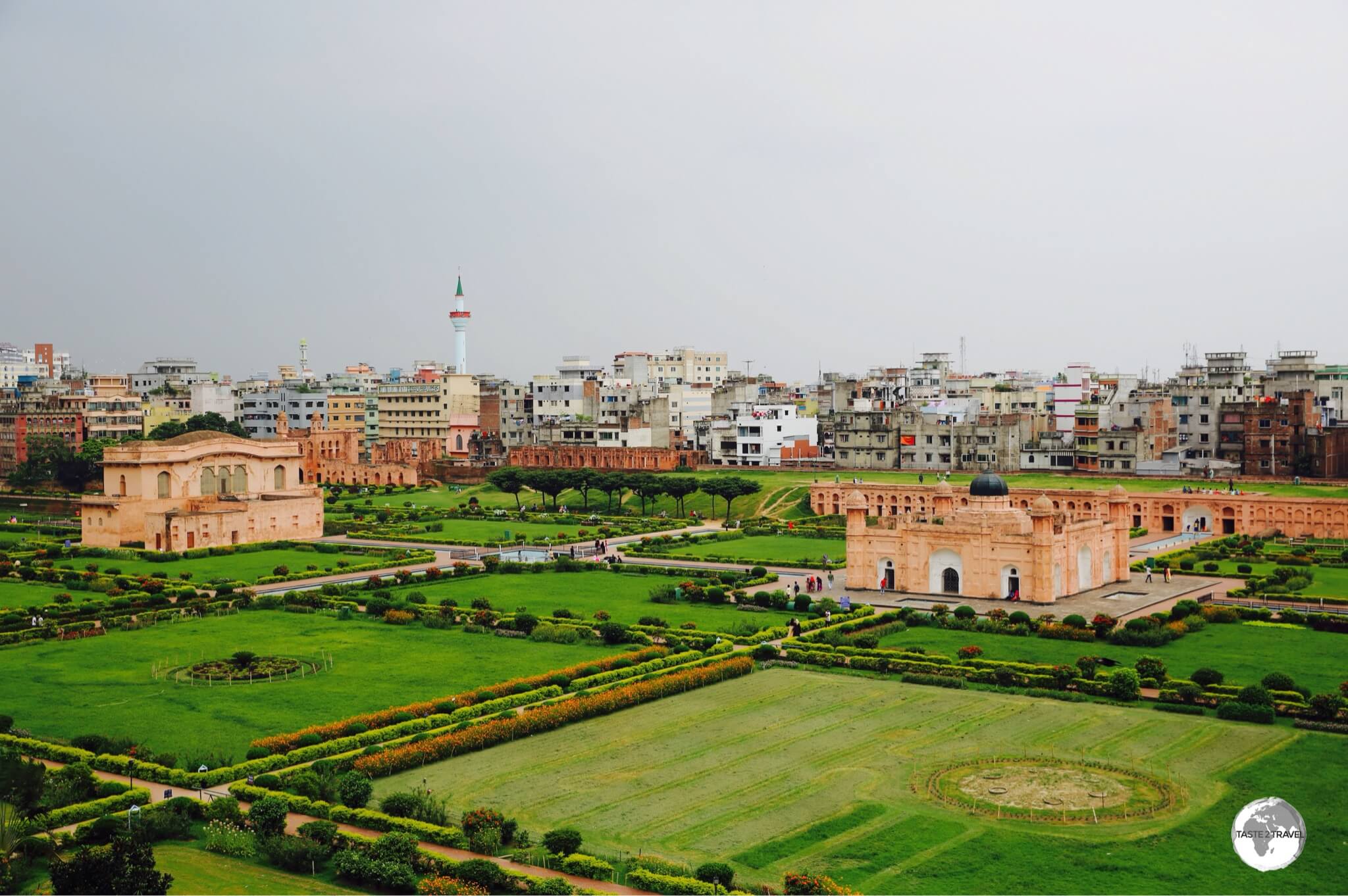 A fine panoramic view of Lalbagh Fort which is surrounded by the congested streets of Old Dhaka. 