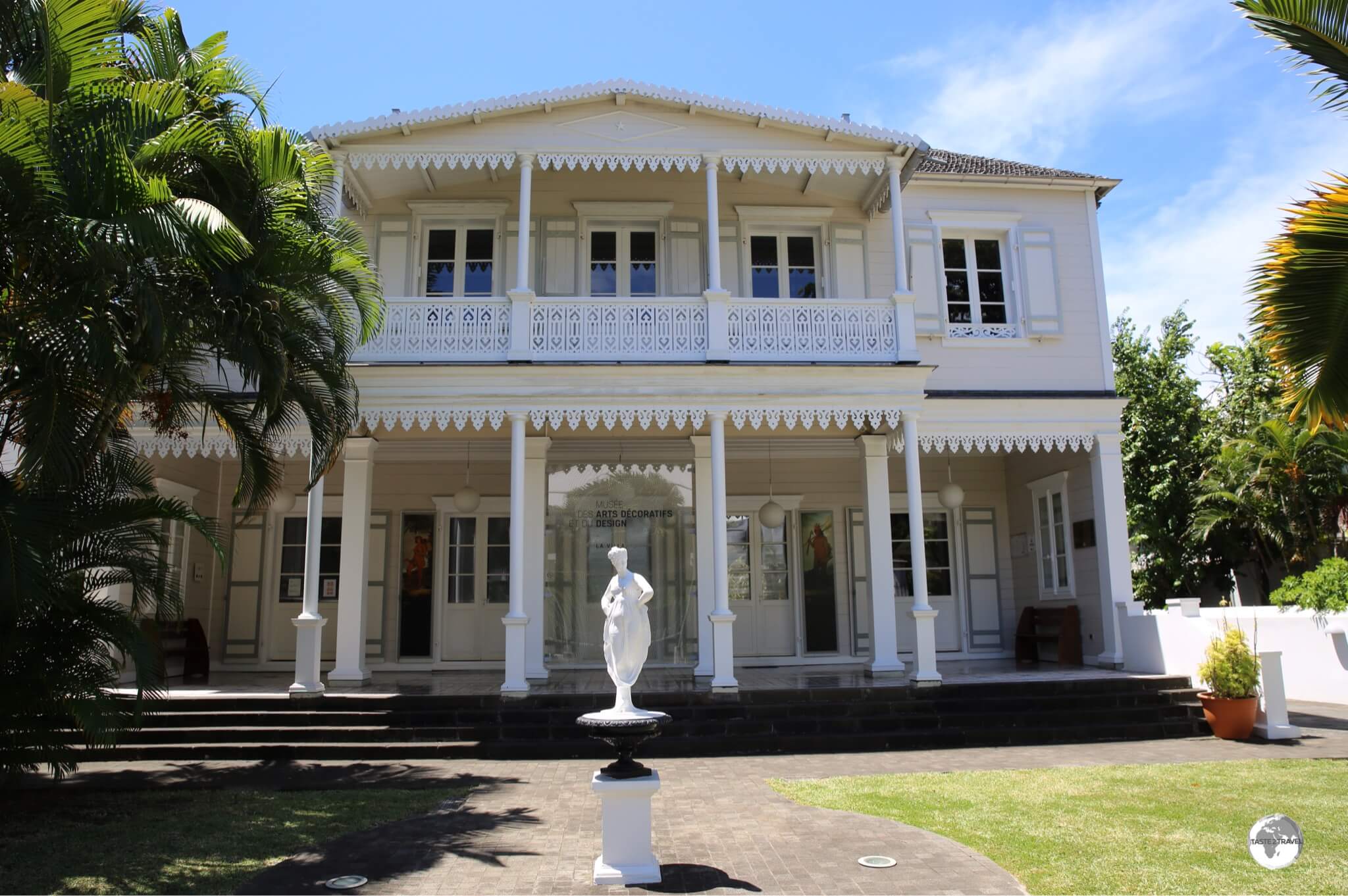 The <i>Villa de la Région</i> houses a museum dedicated to the Decorative arts.