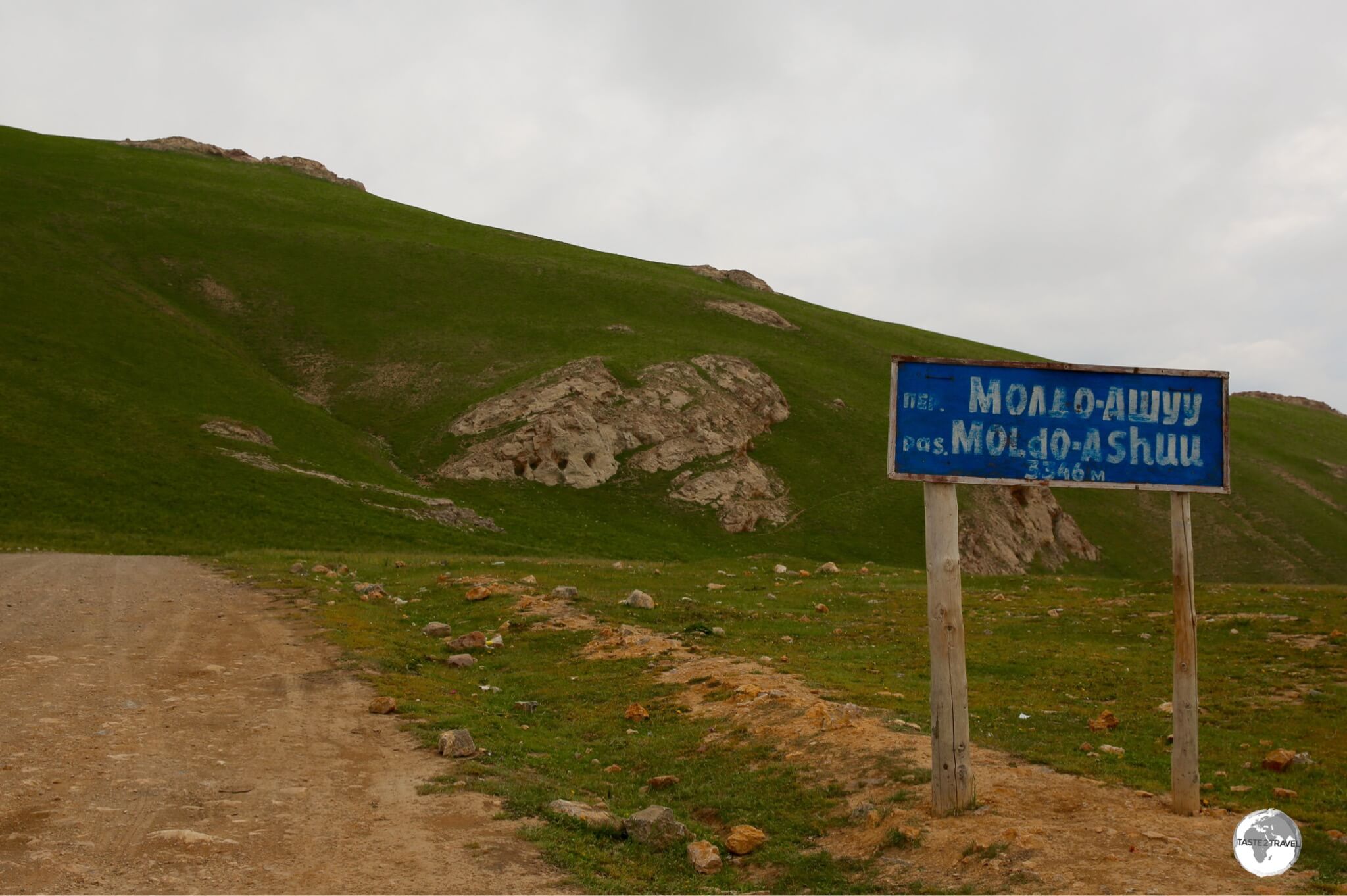 A short drive south of Lake Son-Kul, the Moldo-Ashuu pass lies at 3,346 m (10,980 ft).