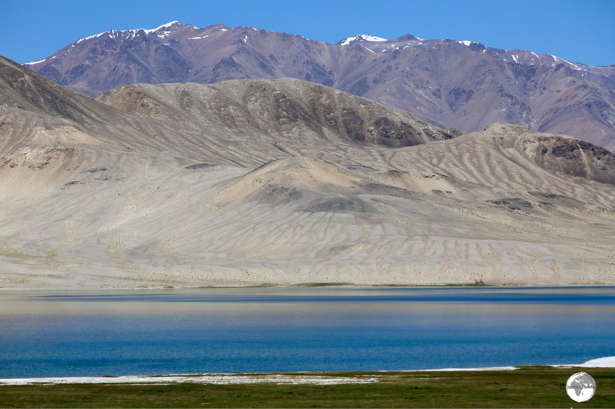 Rabat Sasök-Kul is located alongside the Pamir highway, near the village of Alichur.