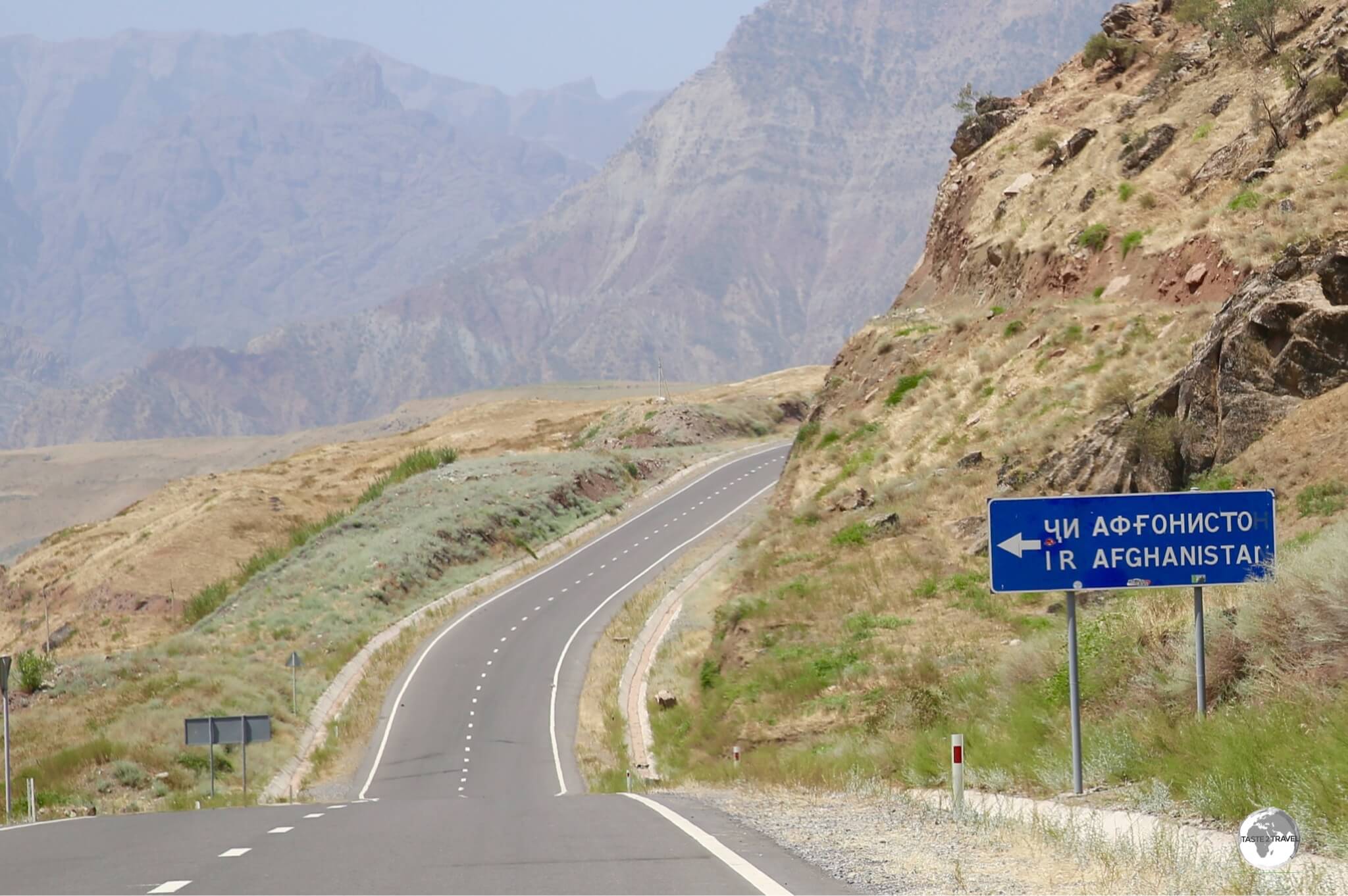 The turnoff to the 'Tajikistan-Afghanistan Friendship bridge', south of Kalai-Khum.