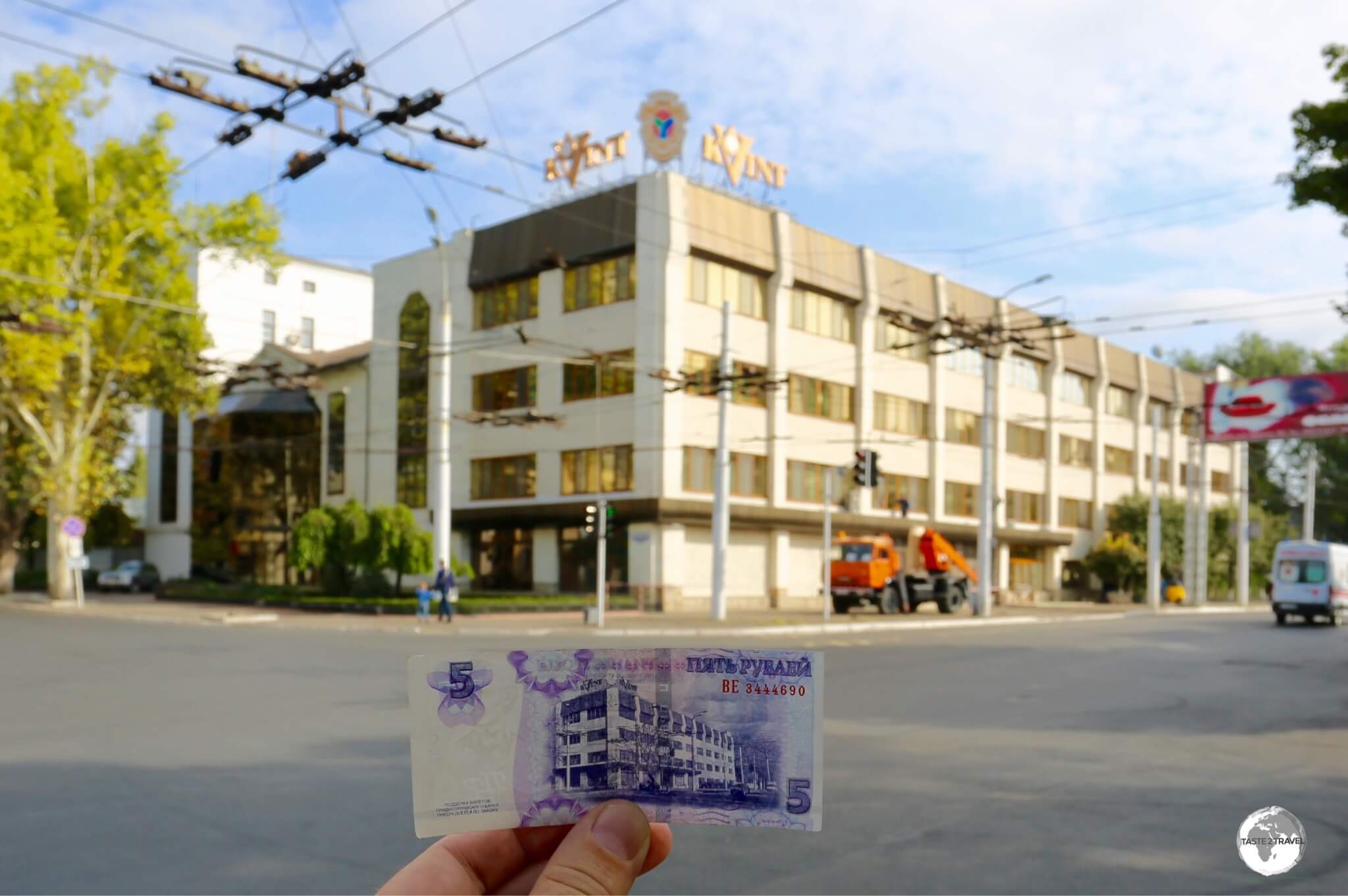 The headquarters of the Kvint distillery is featured on the back of the 5-ruble note.