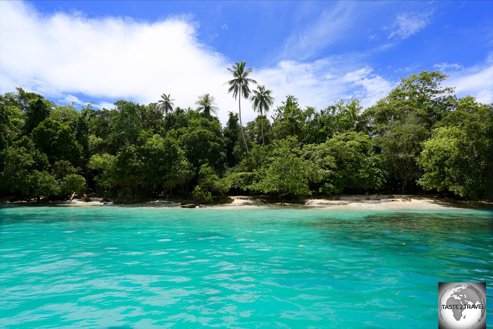 The turquoise waters of uninhabited Pig island provided the ideal location for our surface interval between dives.