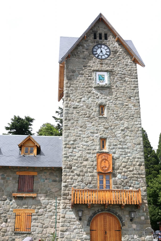 With heavy European (Alpine) architectural influences, the Civic Centre of San Carlos de Bariloche was opened in 1940.