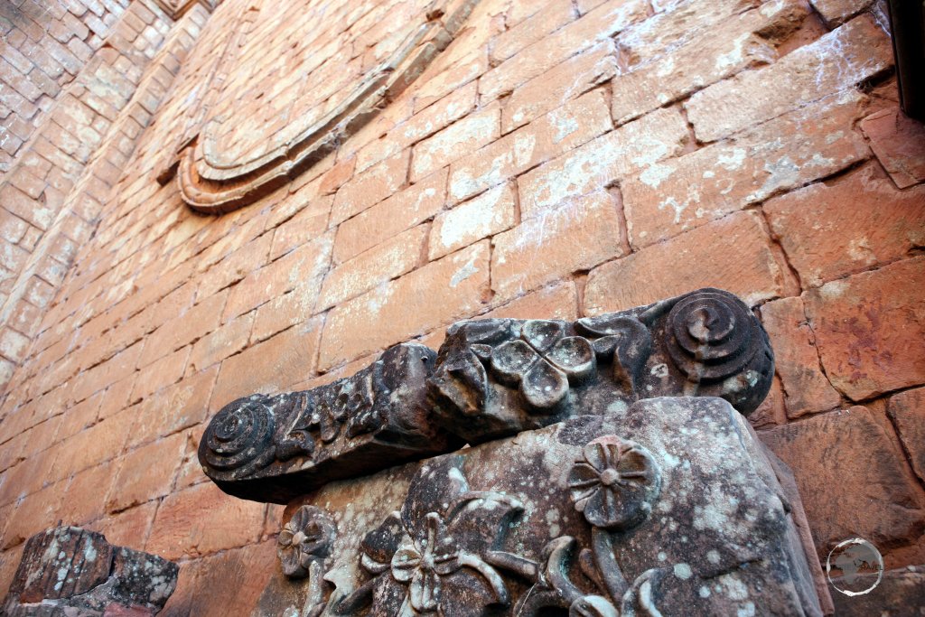 The well-preserved complex at 'La Santísima Trinidad de Paraná' includes a plaza, main church and small church, belfry, college and cloister, housing, gardens, and workshops.