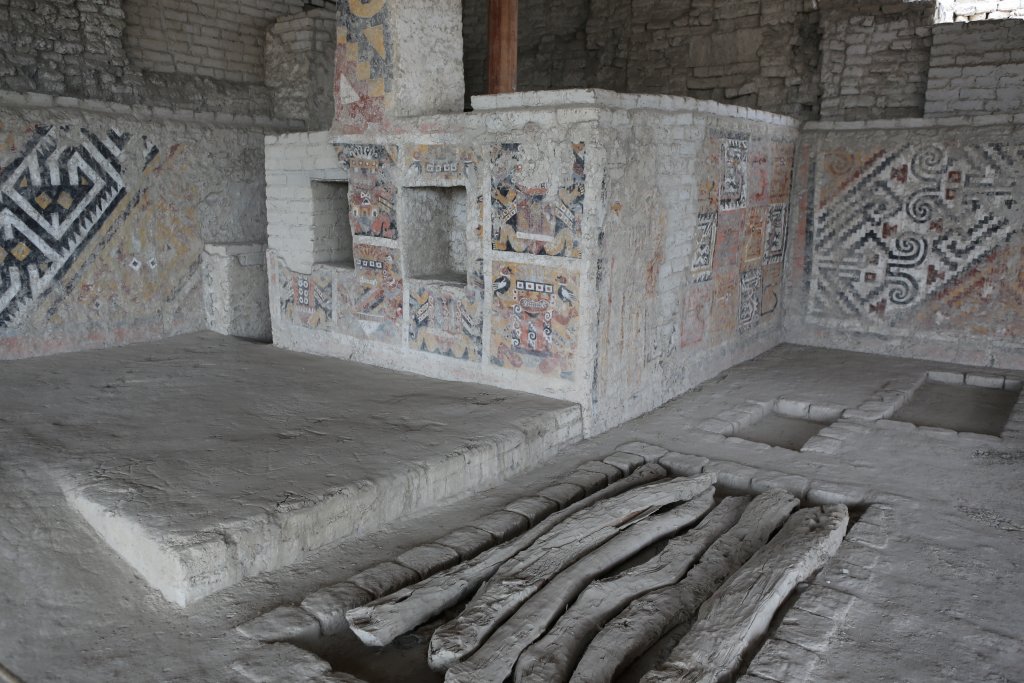 Famous for the discovery of the 'Señora de Cao', the first known Governess in Peru, Huaca Cao Viejo (or Huaca Blanca) was built by the Moche sometime between 1 and 600 AD.