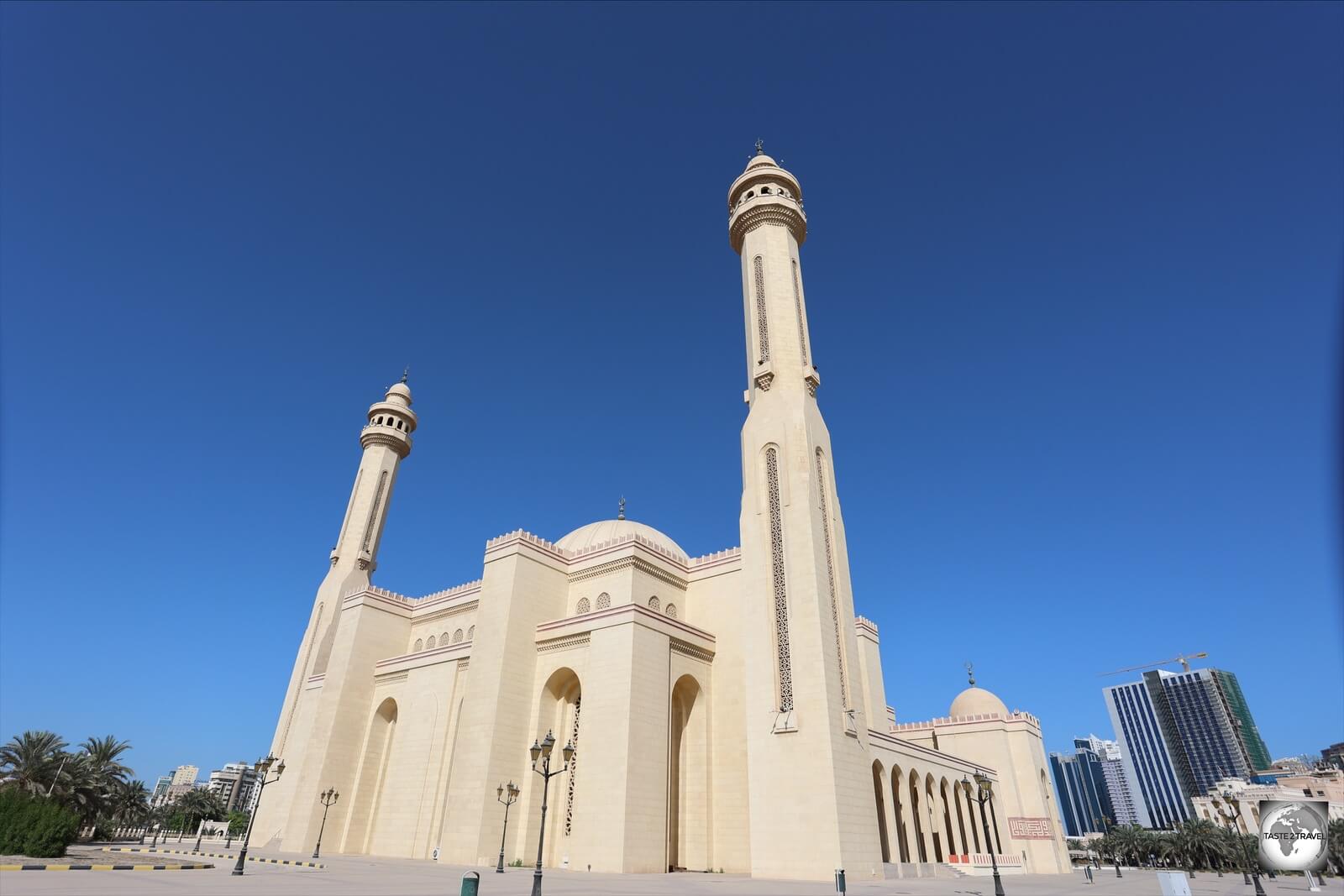 Able to accommodate over 7,000 worshippers at a time, the beautifully designed Al-Fatih mosque is the largest mosque in Bahrain.