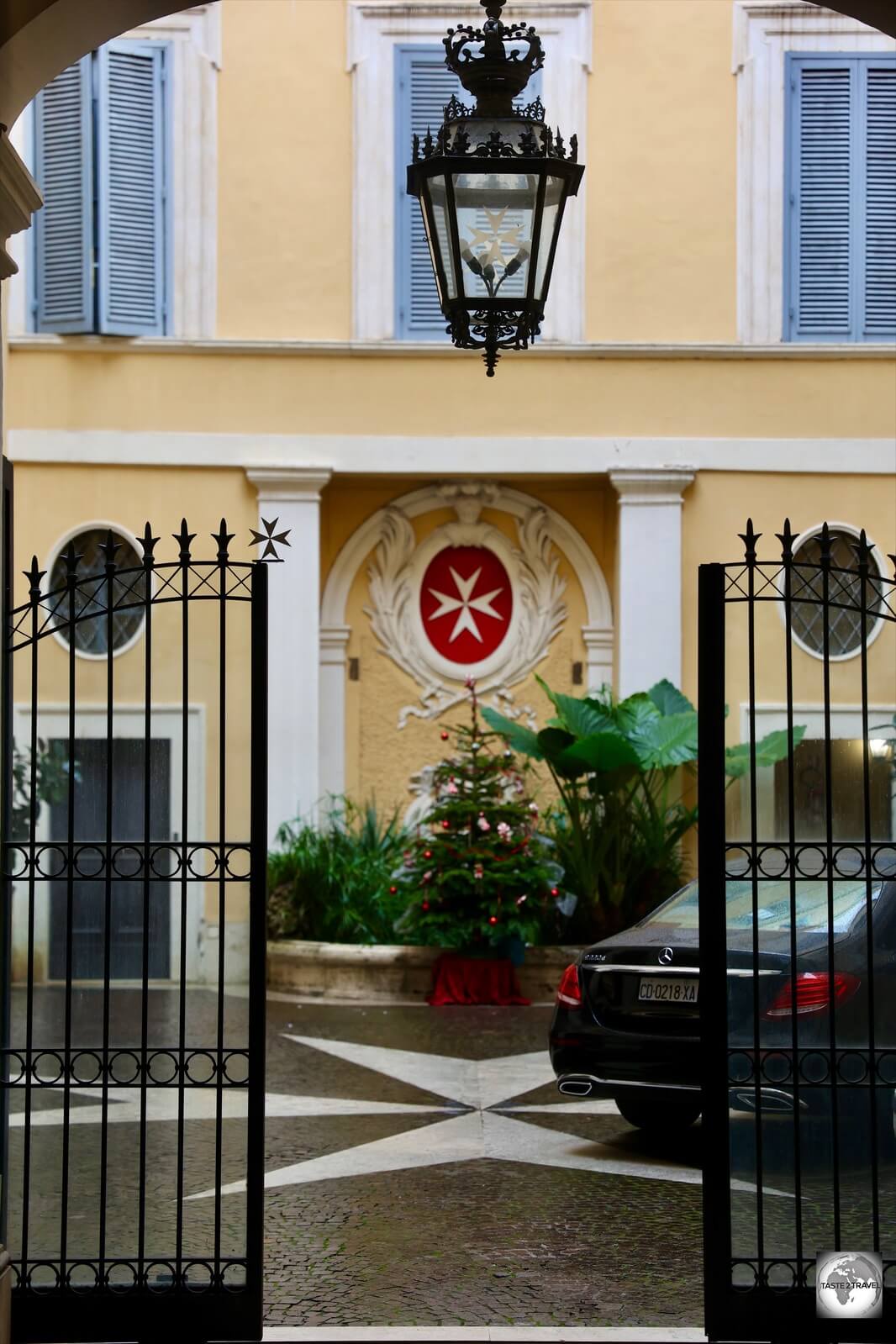 A view of the courtyard of the Magistral Palace from the main entrance on Via dei Condotti. 