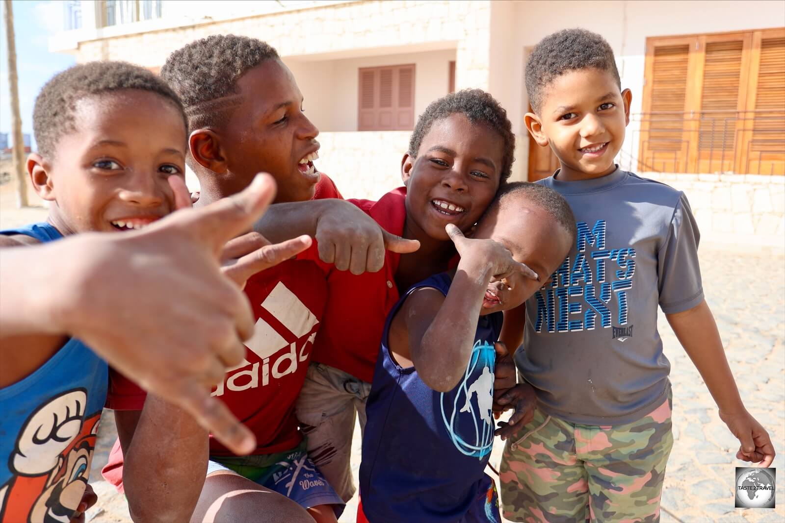 Children on the island of Boa Vista with their classic <i>mestiço</i> features. 