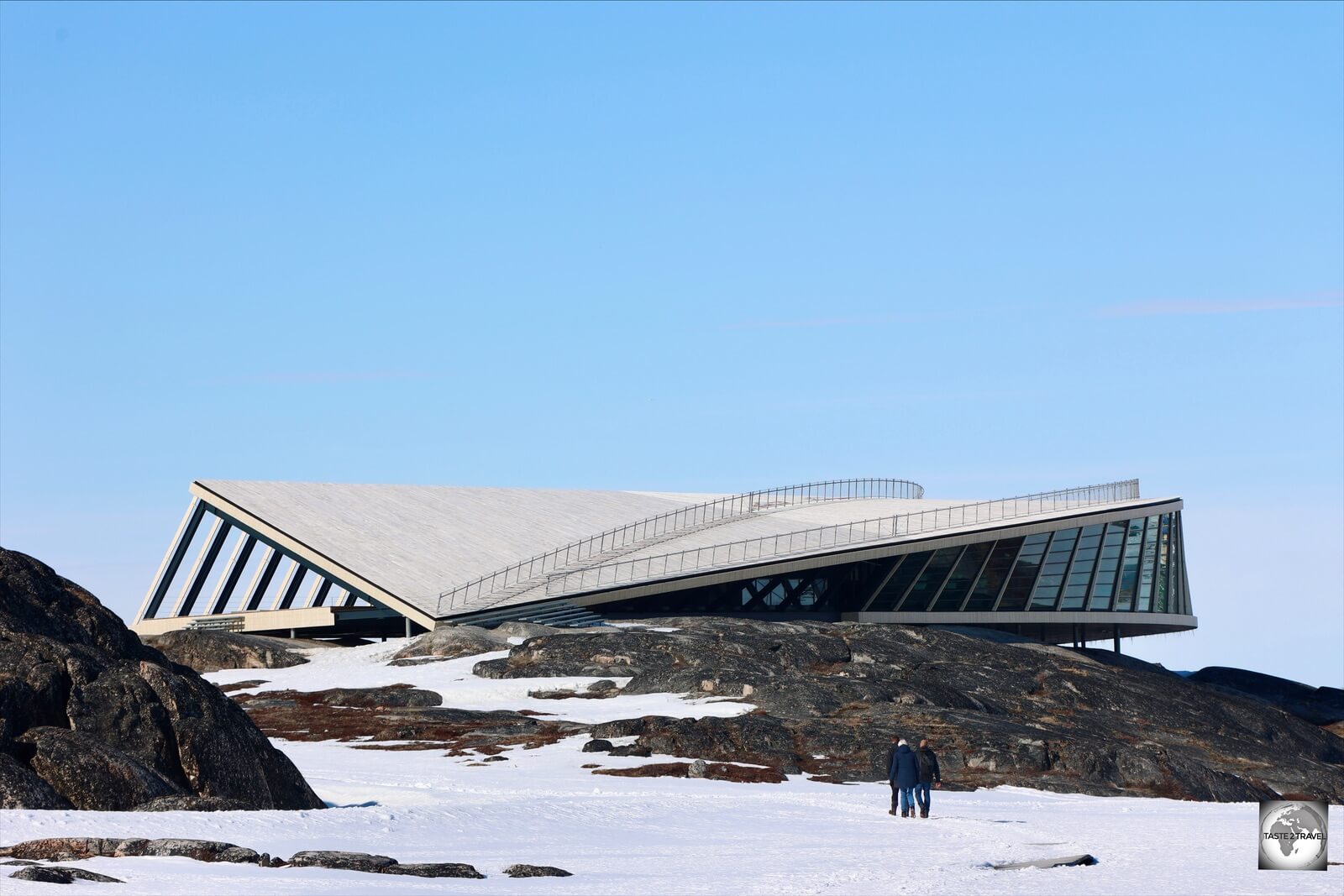 The Ilulissat Icefjord Visitor's Centre provides information on the Ilulissat Icefjord and is the starting point for various hiking trails. 