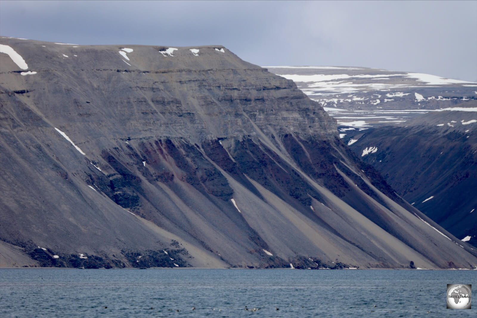 Typical view of the shoreline of the Billefjorden. 