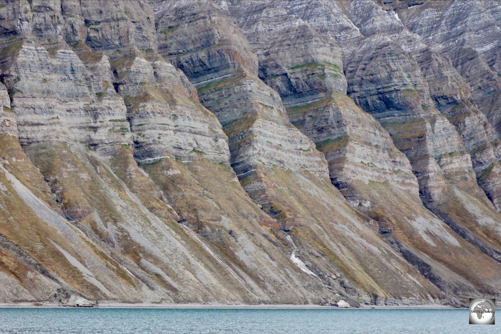 The shore of the Billefjorden is lined with towering peaks which stand sentinel over the coastline.