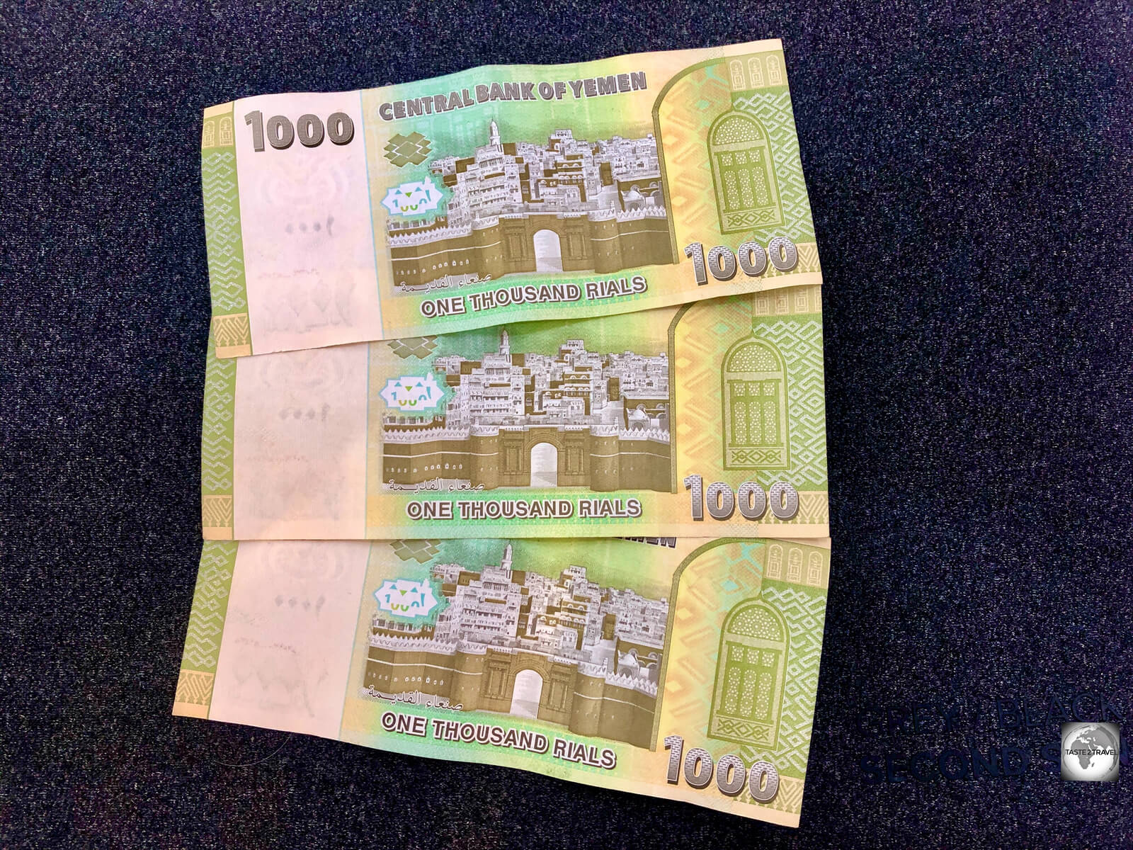 1000 Yemeni rial banknotes.