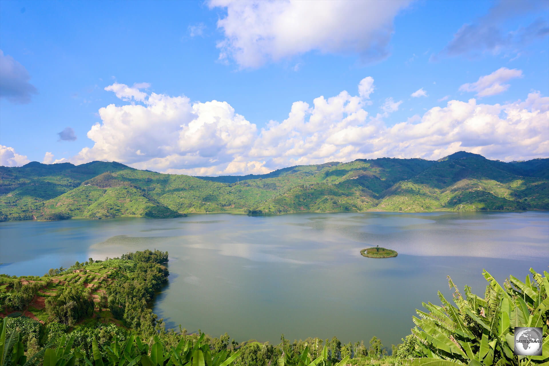 A highlight of the Northern Province of Rwanda, beautiful Lake Ruhondo is located at 1,640 metres (5,380 feet) above sea level.