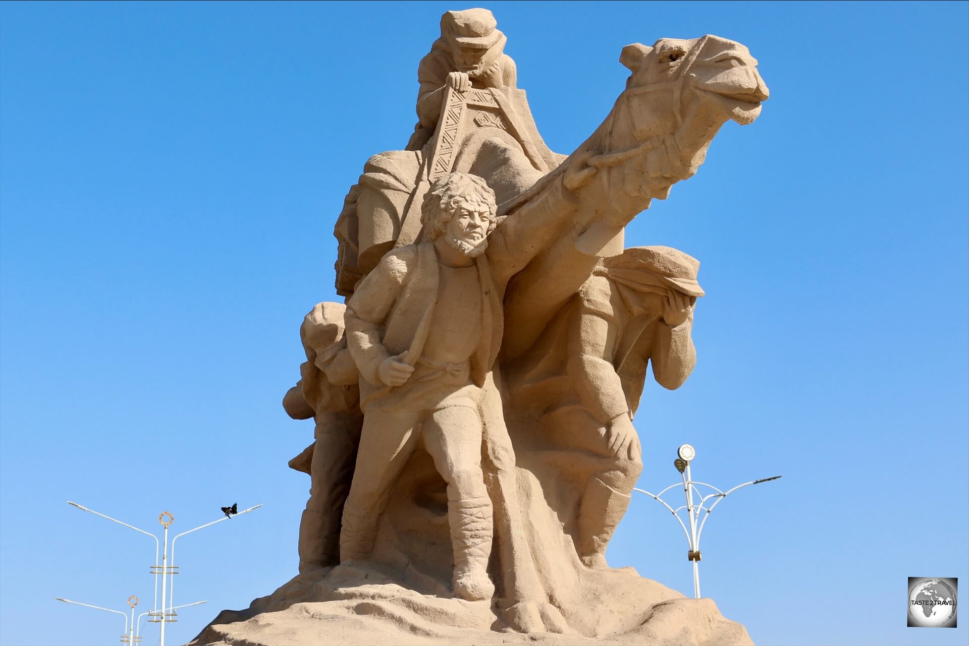 The "Monument to the Desert Explorers" is dedicated to the pioneers of the oil industry in Turkmenistan. 