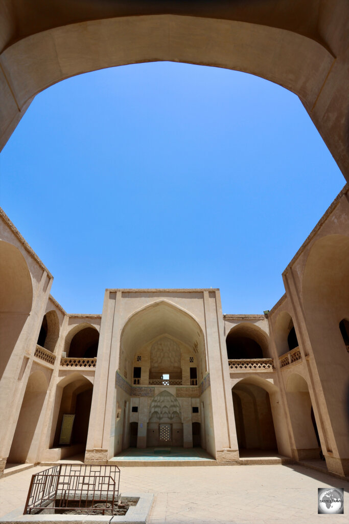 The main courtyard of the Jameh Mosque is lined with 4 'Iwans' (alcoves).