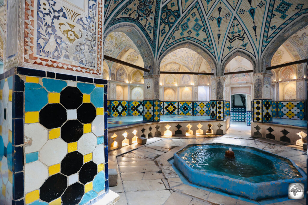 The Sarbineh (dressing hall) at the Sultan Amir Ahmad Bathhouse in Kashan features a large octagonal hall and has an octagonal pool in the middle, separated by 8 pillars from the outer section.