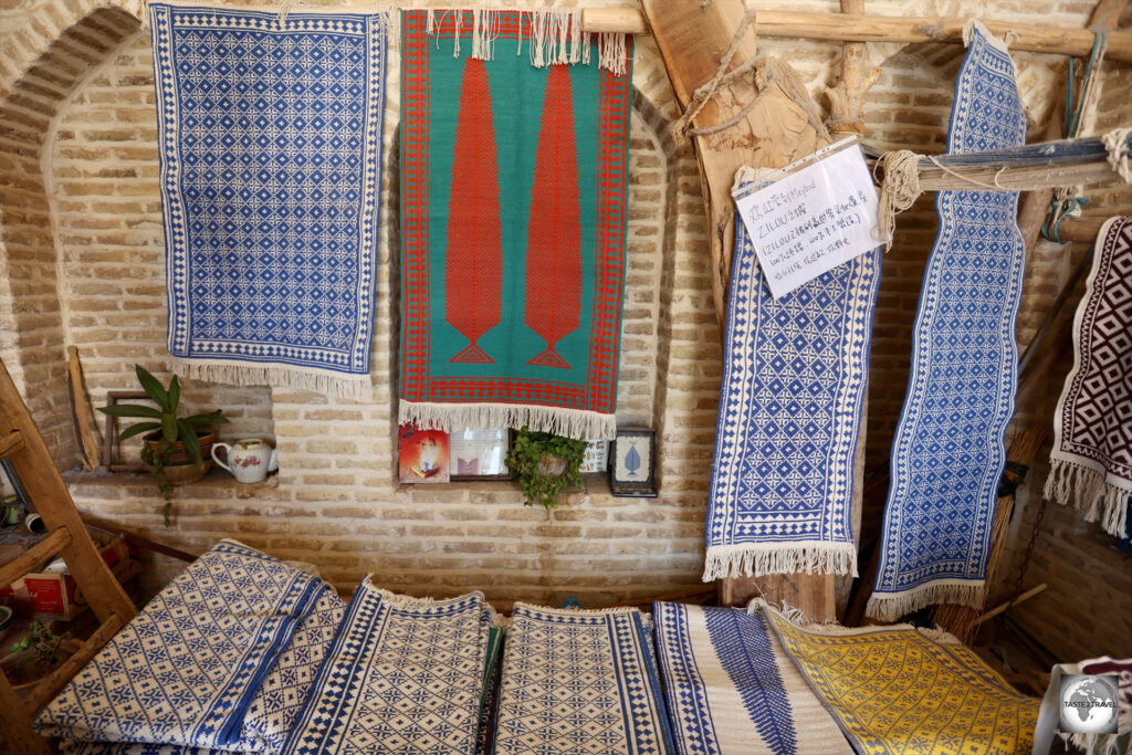 'Zilou' carpets for sale in Meybod.