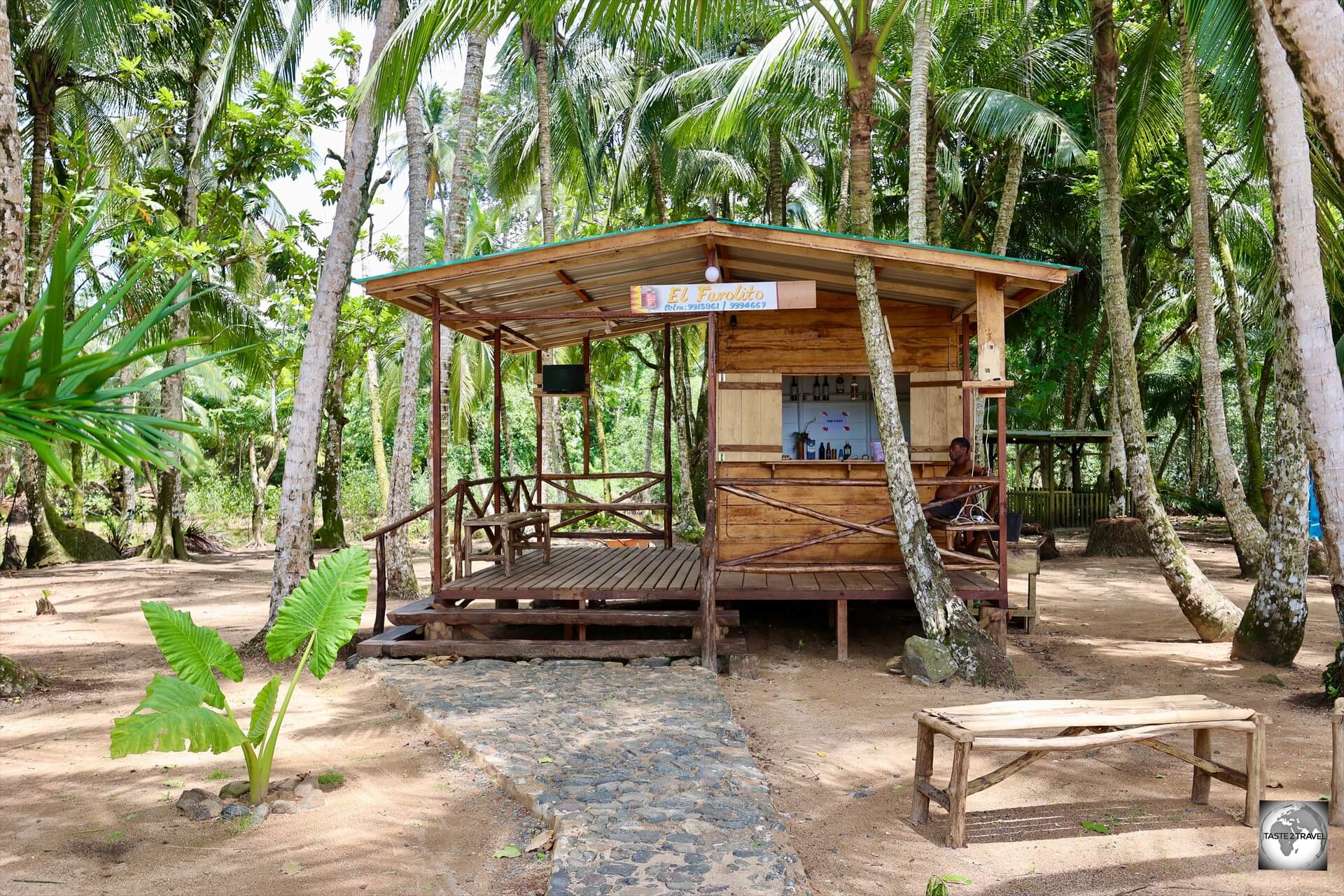 The El Farolito snack shop at Praia Abade.