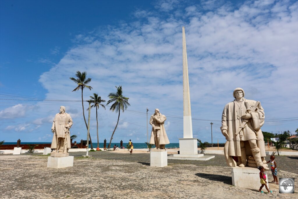 Statues of the discoverers of São Tomé occupy the small praça in front of San Sebastian fort.