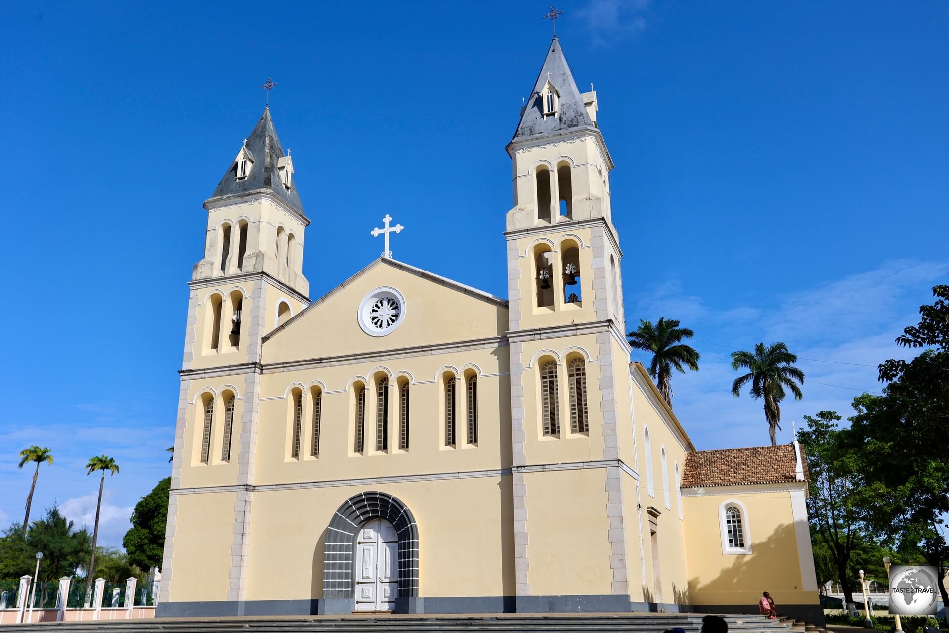 Dating from the 15th century, the Nossa Senhora da Graça Cathedral (Our Lady of Grace Cathedral) is one of Africa's oldest churches.