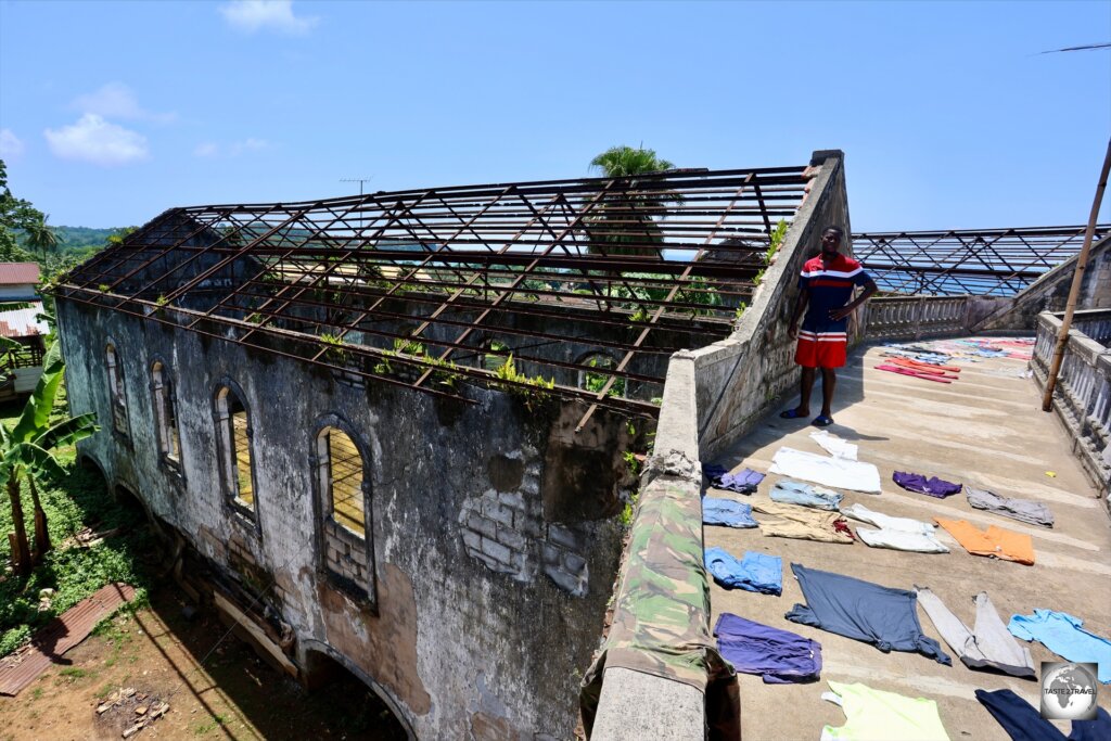 A view of the, now roofless, male ward at Roça de Água Izé Hospital.