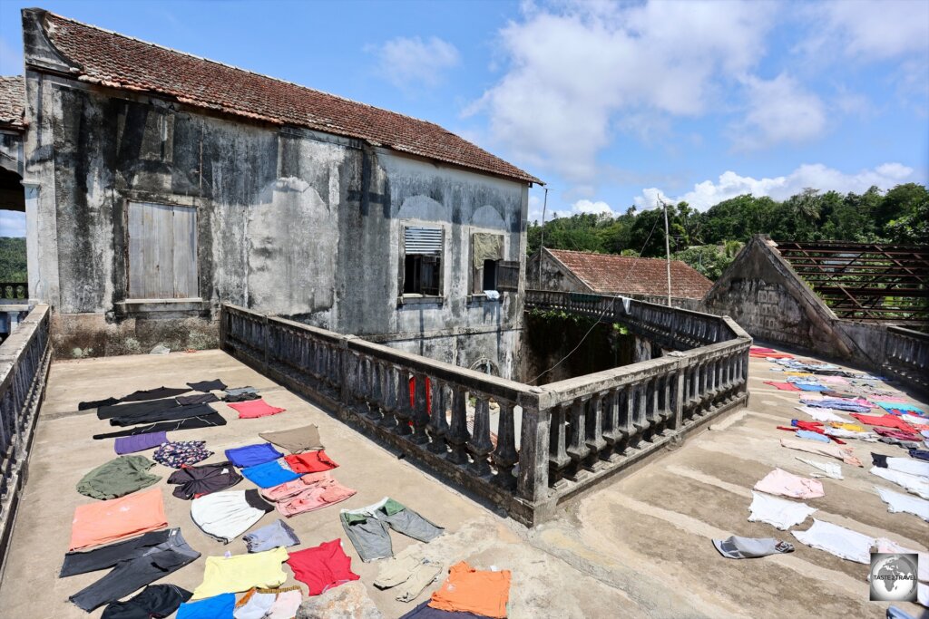 Laundry, laid out to dry on the upper balcony of the former Roça de Água Izé Hospital.