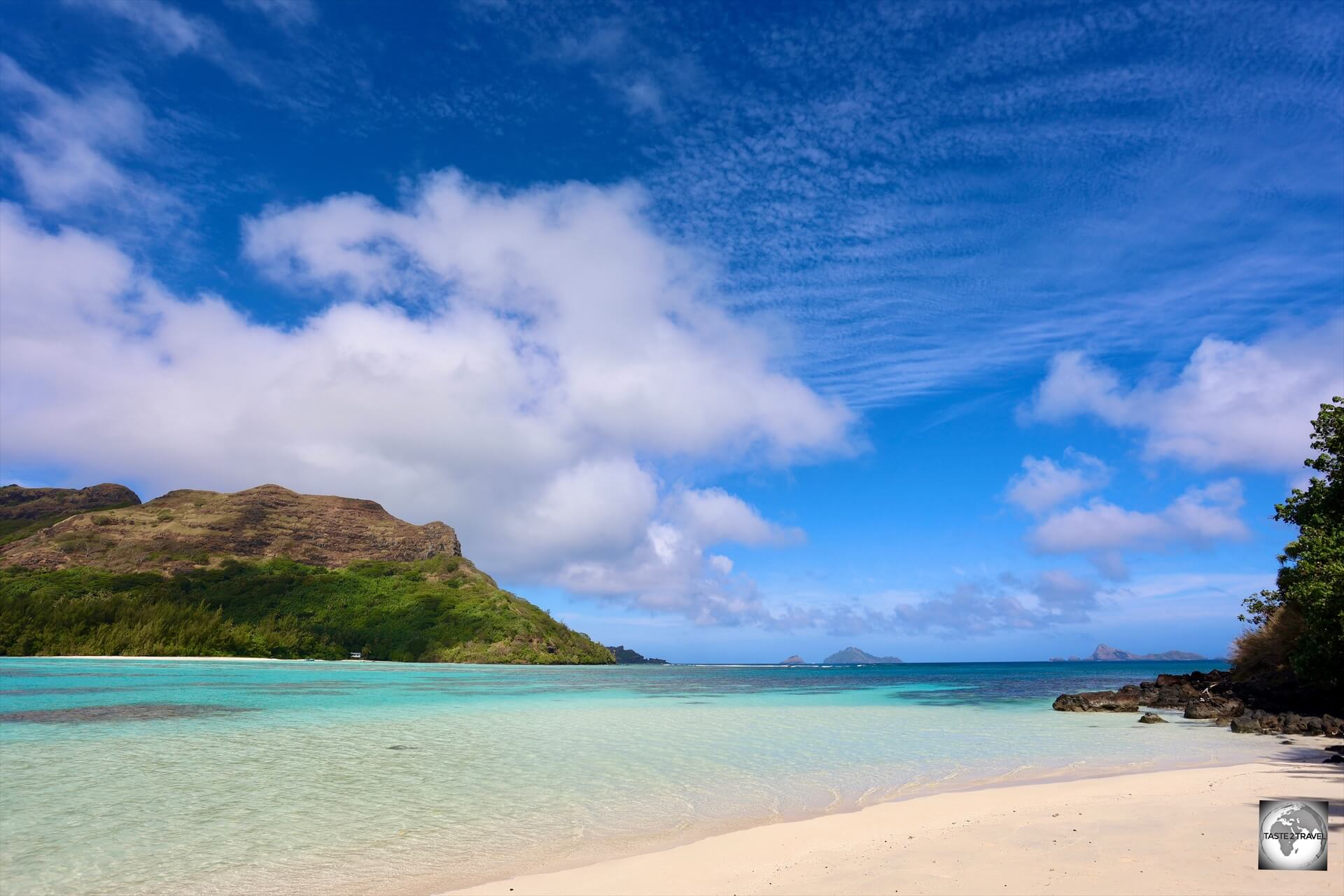 A lonely beach at Mekiro Islet, with Akamaru Island in the background.