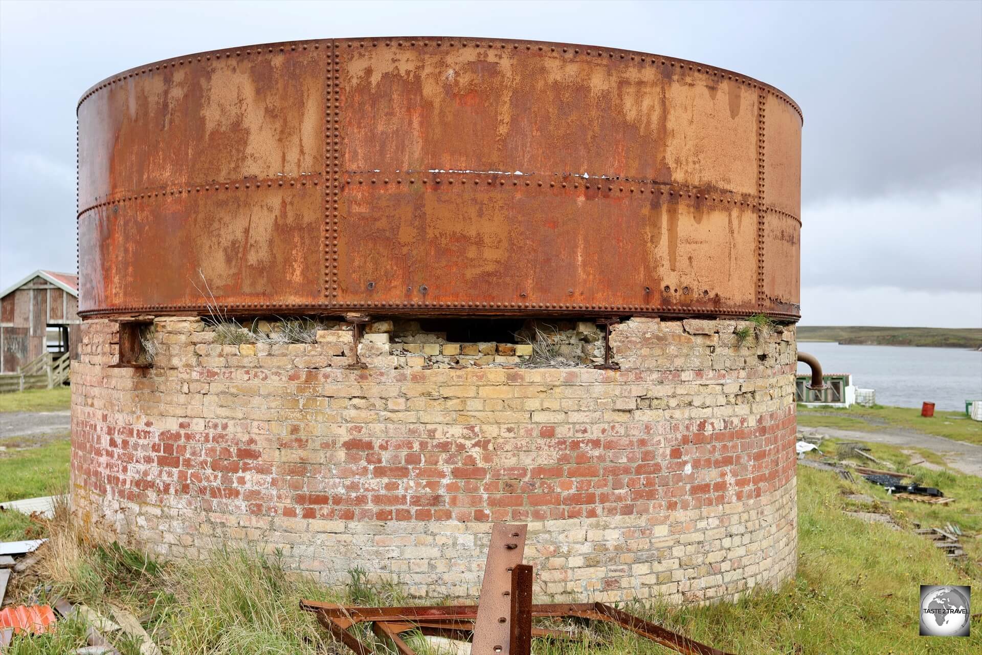 An old water tank at Goose Green Settlement.