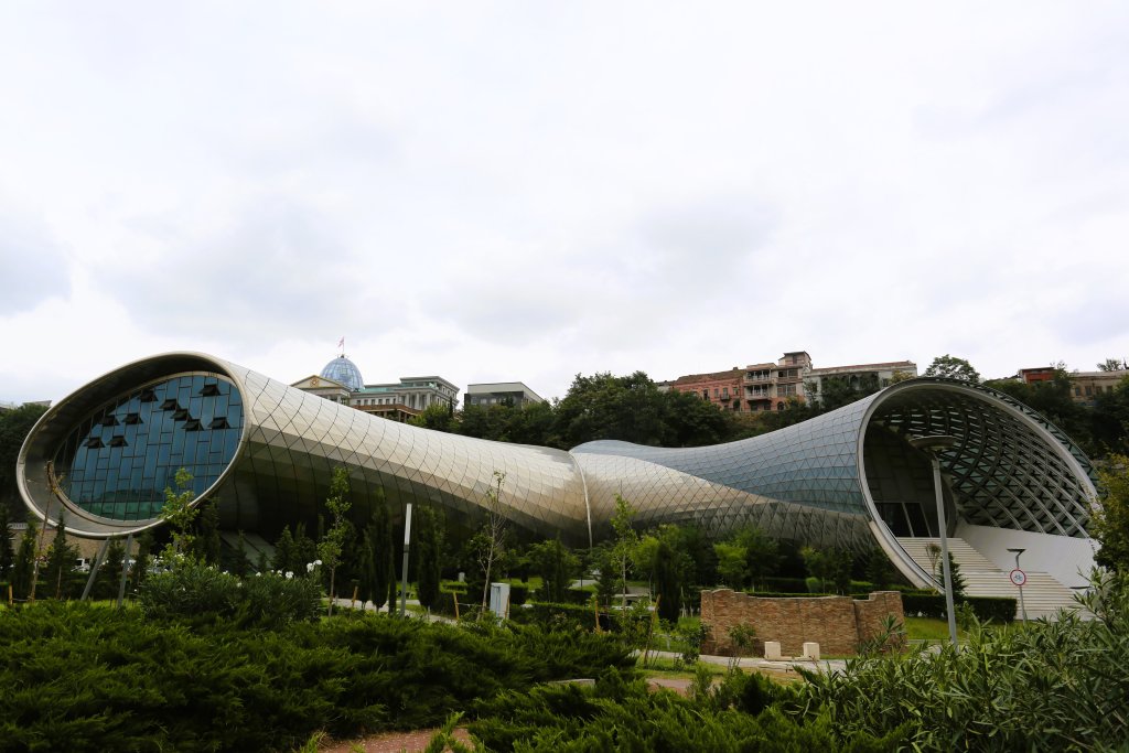 Consisting of two cylindrical buildings, the Tbilisi Music Hall was designed by the architect Massimiliano Fuksas.