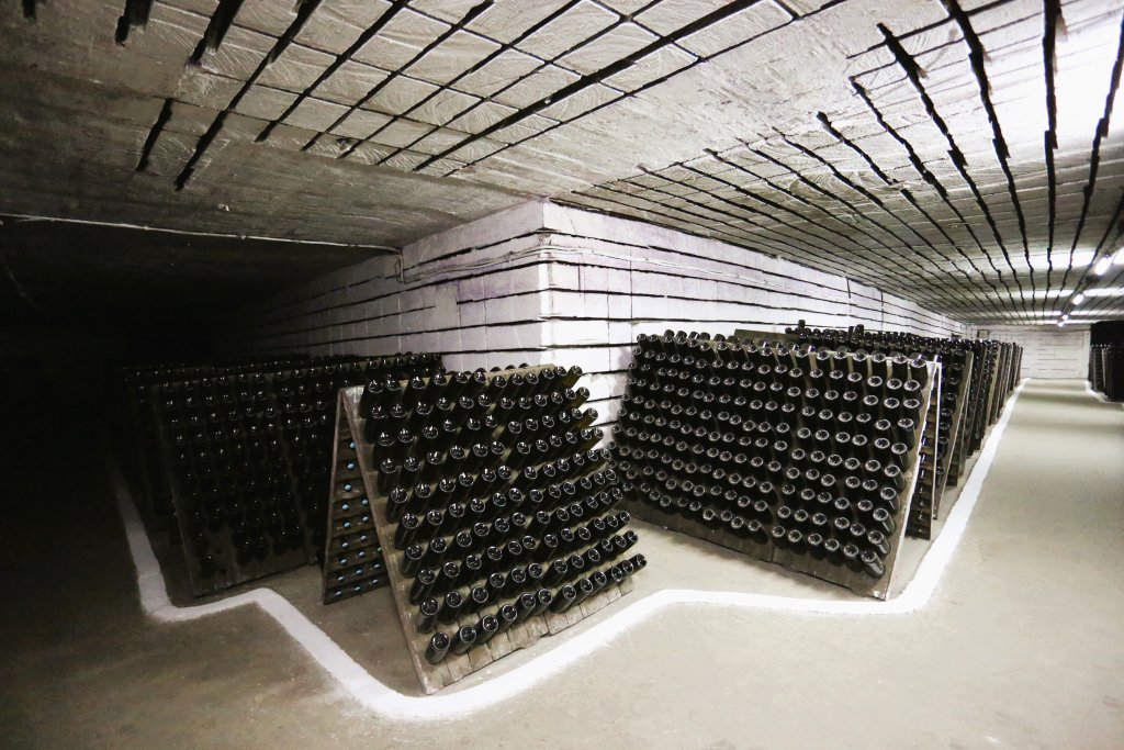 Since the 19th century, limestone extraction for the construction industry had been carried out on a large scale. After WWII, the former limestone quarry was closed with the empty passageways being re-purposed as wine cellars.