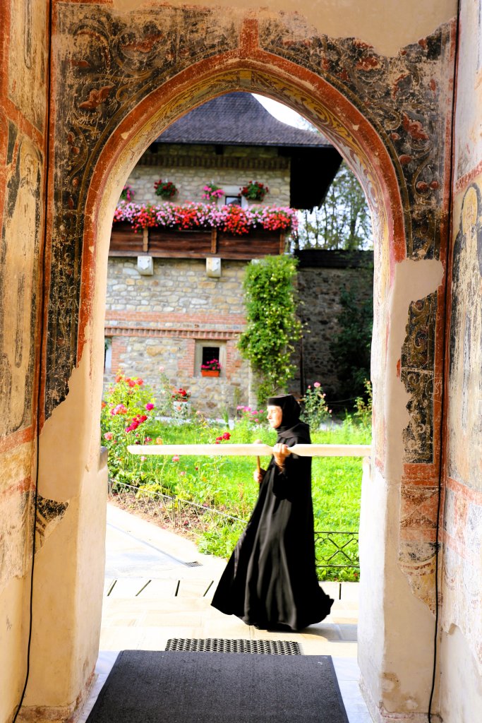 Today, Moldoviţa Monastery is home to 30 nuns who live according to strict rules. Their day begins at six with prayer lasting several hours.