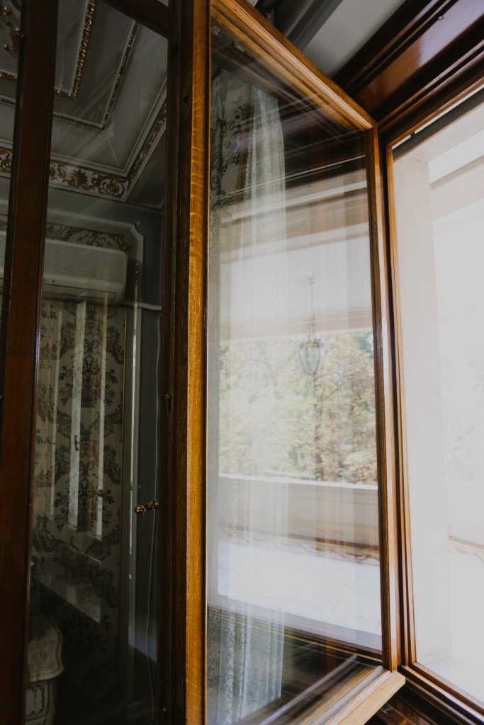 The windows at Bucharest’s Spring Palace are made from crystal!