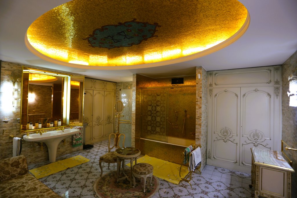 The very kitsch mansion of the former Romanian president Nicolae Ceaușescu featuraes a golden bathroom.