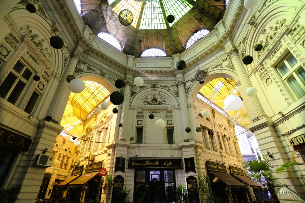 Opened in 1891, the Macca-Villacrosse Passage features two branches which were built to weave around an existing inn and allow access to different shops.