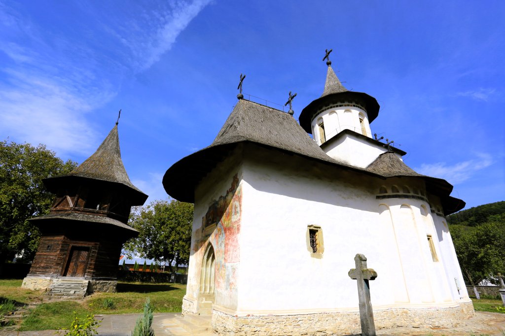 Built in 1487, the Pătrăuți Monastery is the oldest preserved monastery founded by Stephen the Great. Today, only the church, which is dedicated to the Holy Cross, and a wooden bell tower from 1725 survive.