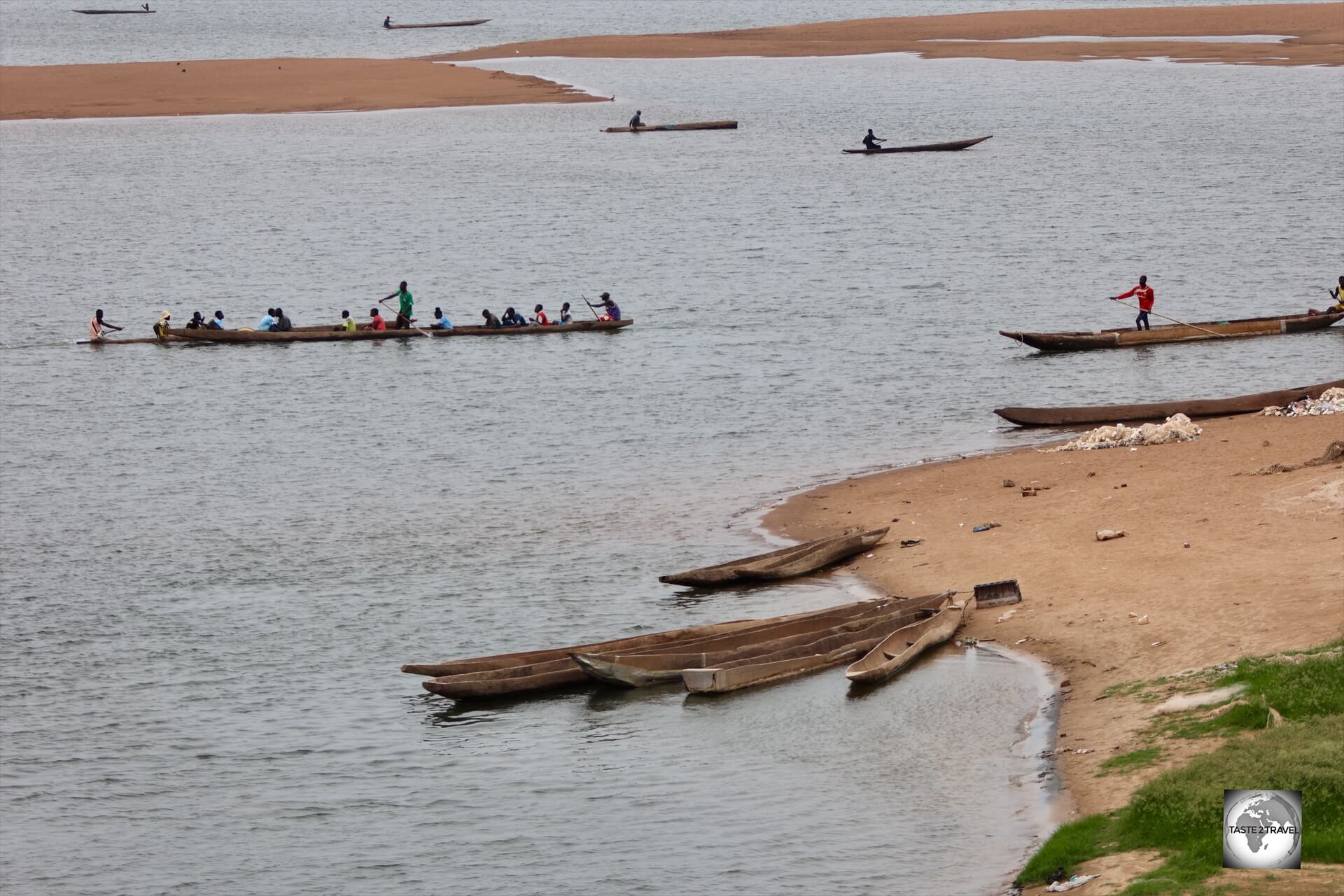 The Ubangi River forms the border between the CAR and the DRC.