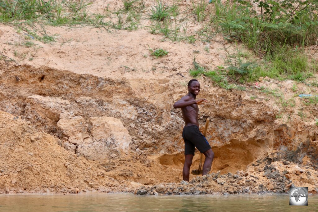 Sand mining, on the banks of the Ubangi River.