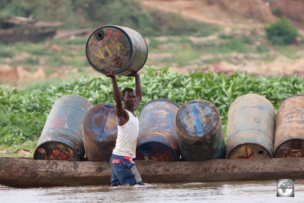 Being a border between two countries, there is lots of commerical activity on the Ubangi River.