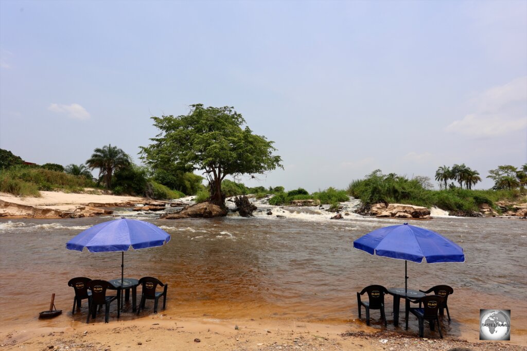 Visitors can sit at chairs and tables which have been placed at the edge of the Djoué River, allowing one to immerse ones feet in the cool river water.