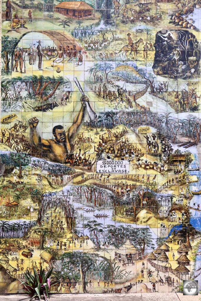 Located in downtown Brazzaville, the Fresque de l'Afrique (Fresco of Africa) represents the history of the Congolese people and their struggle for independence.
