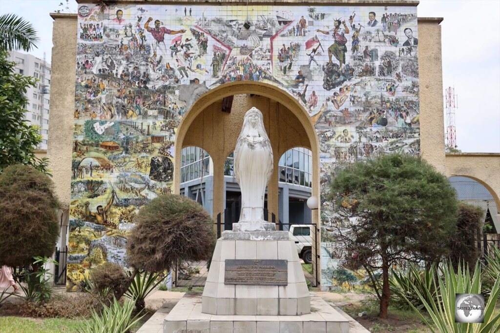 Fresque de l'Afrique (Fresco of Africa) represents the history of the Congolese people, from the pre-colonial period to the advent of socialism in the 1960s.